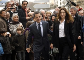 Sarkozy s manželkou během krajských voleb.